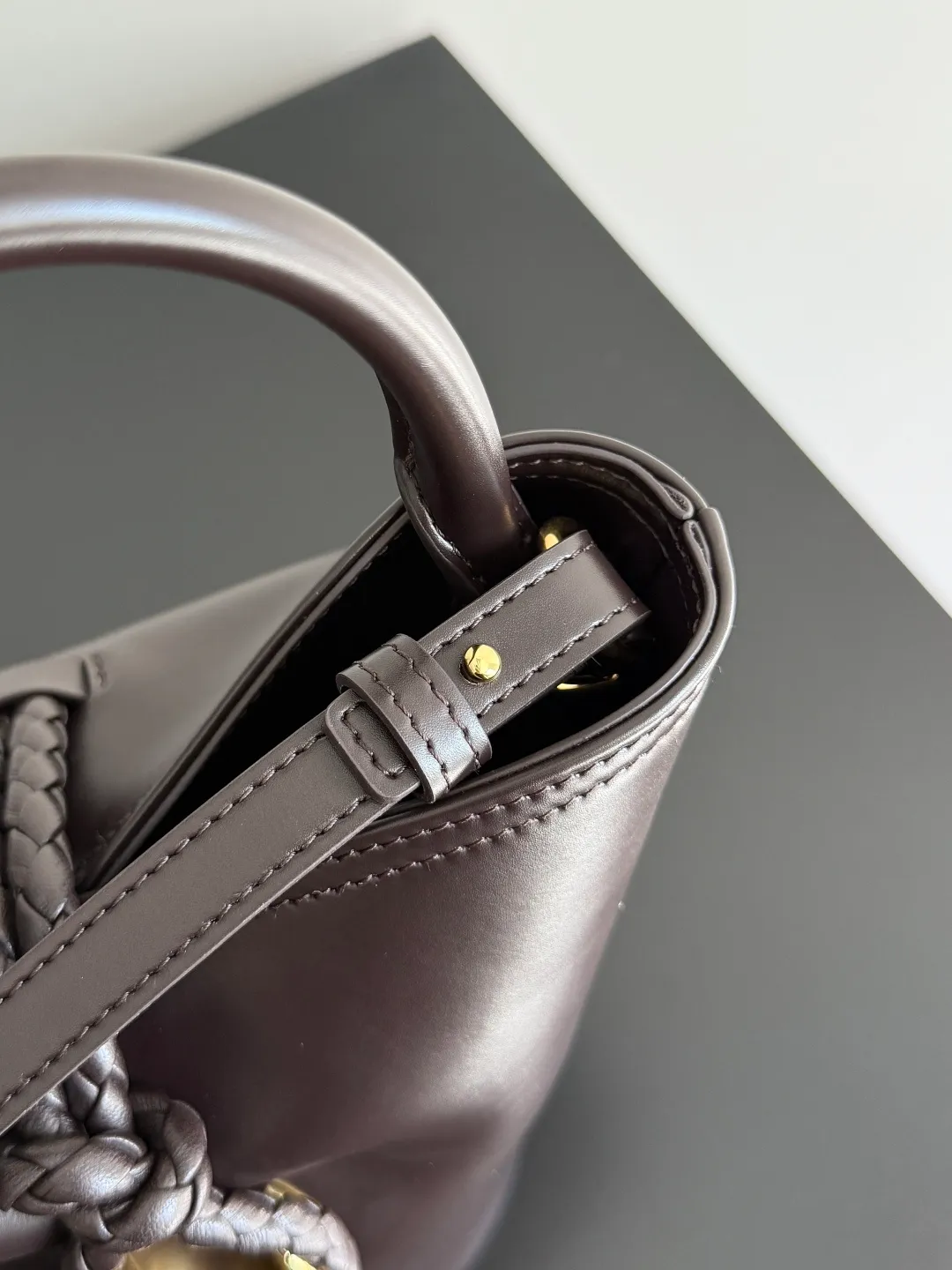 Batch 1620 BOTTEGA VENETA 2025 new women's LIBERTA small bucket bag The wind of "freedom" is still blowing towards summer🫧Unique bag shape and large enough capacity. This kind of small bag has always been very popular in summer. It can easily store essential items such as sunscreen and mini 5-fold umbrella when carrying it when going out. It uses braided knots and horseshoe buckle shapes. The metal ring is used for opening and closing, and the classic weaving is only used as an embellishment here, giving way to the simplicity of all-leather. It is a true combination of innovation and classics. It is also equipped with a detachable long shoulder strap. Friends who don’t like to carry it on the shoulder can only buy this bag and have more choices. Style number: 815244 Size: 22*18*15cm